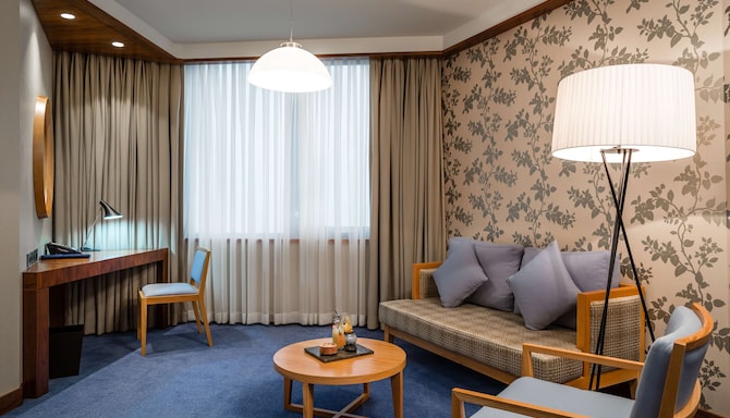 Radisson Blu M'Bamou Palace Hotel, Brazzaville - Junior Suite Living Room