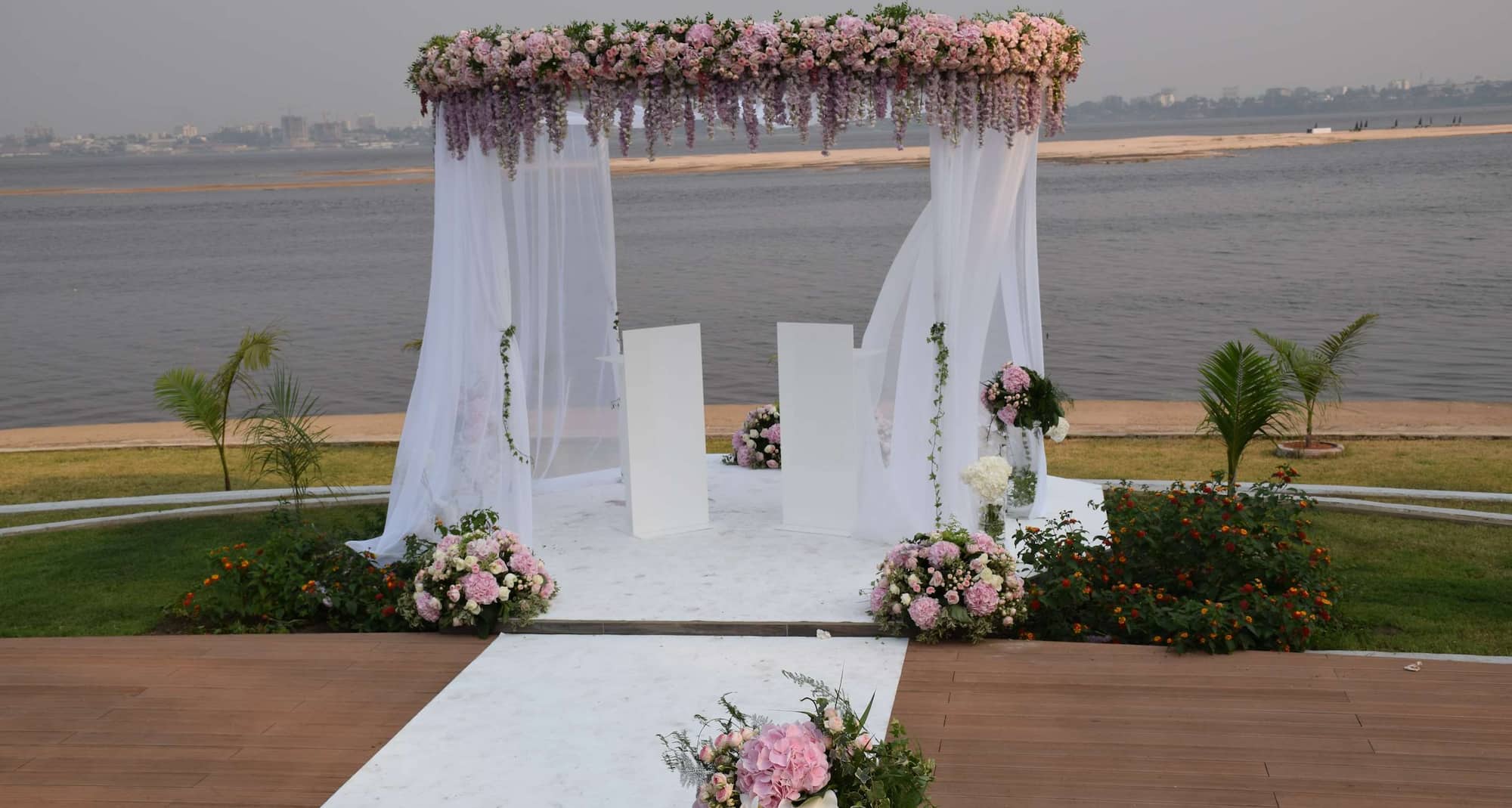 Radisson Blu MBamou Palace Hotel, Brazzaville - Installation pour mariage en extérieur