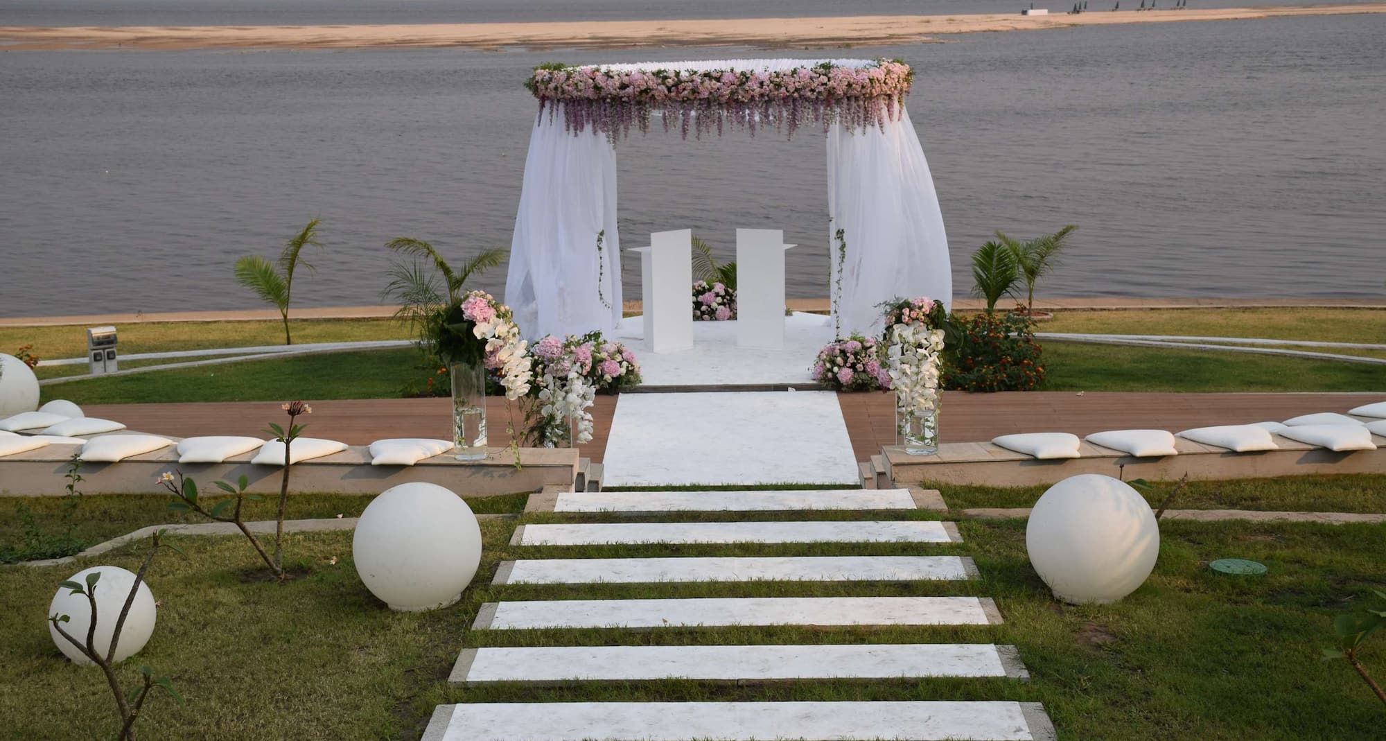 Radisson Blu MBamou Palace Hotel, Brazzaville - Installation pour mariage en extérieur