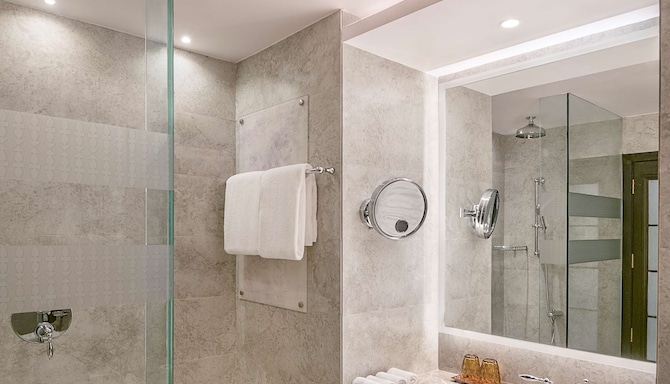 Radisson Blu MBD Hotel Noida - Business Class Bathroom