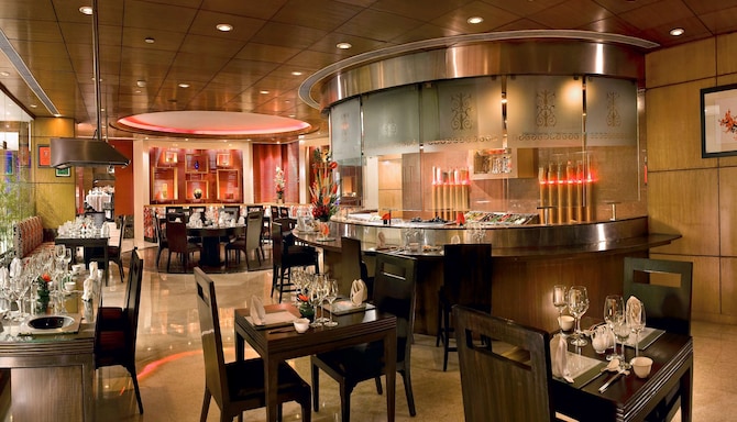 Radisson Blu MBD Hotel Noida - Restaurant