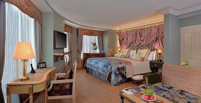 Radisson Blu MBD Hotel Noida - Crescent Suites