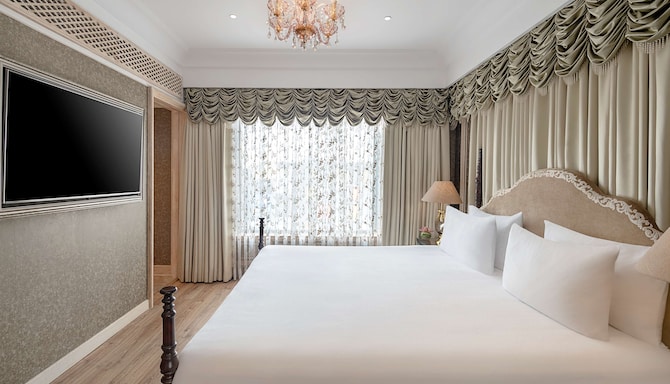 Radisson Blu MBD Hotel Noida - Executive Suite
