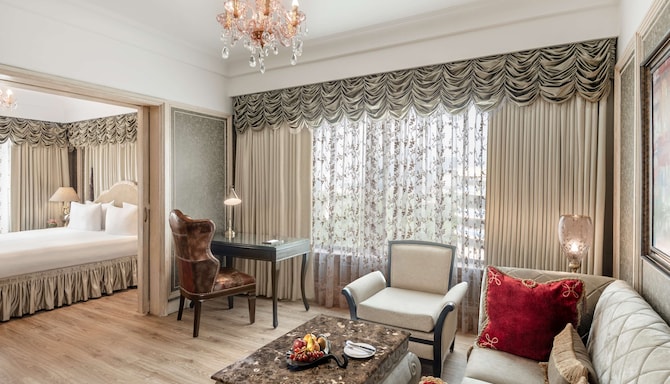 Radisson Blu MBD Hotel Noida - Executive Suite Living Room