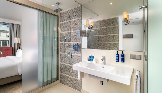 Radisson Blu Media Harbour Hotel, Dusseldorf - 客房浴室