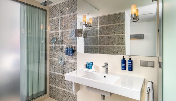 Radisson Blu Media Harbour Hotel, Dusseldorf - Bad im Gästezimmer