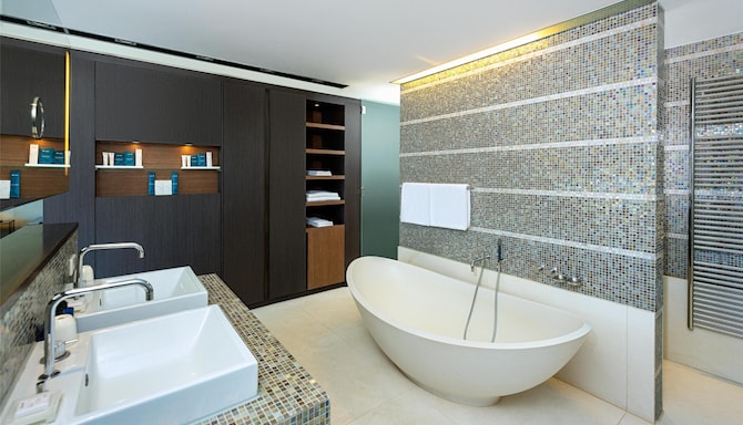 Radisson Blu Media Harbour Hotel, Dusseldorf - Suite Bad