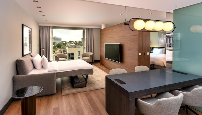 Radisson Blu Media Harbour Hotel, Dusseldorf - 套房