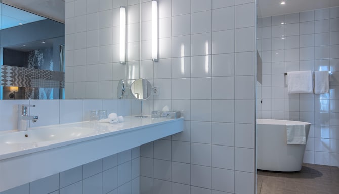 Radisson Blu Metropol Hotel, Helsingborg - Suite bathroom