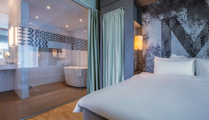 Radisson Blu Metropol Hotel, Helsingborg - Suite bedroom and bath