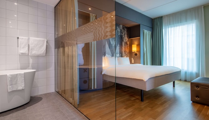 Radisson Blu Metropol Hotel, Helsingborg - Suite bedroom and bath