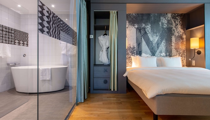 Radisson Blu Metropol Hotel, Helsingborg - Suite bedroom and bath