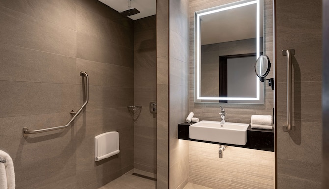 Radisson Blu Mosi-oa-Tunya Livingstone Resort - Premium Room with terrace & river view - bathroom