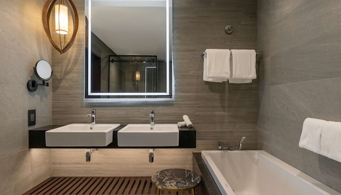 Radisson Blu Mosi-oa-Tunya Livingstone Resort - Premium Suite with terrace & Zambezi River view - bathroom