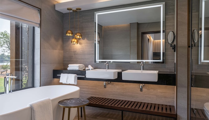 Radisson Blu Mosi-oa-Tunya Livingstone Resort - Premium Villa Suite with terrace & Zambezi River view - bathroom