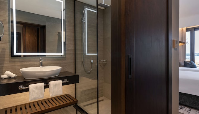 Radisson Blu Mosi-oa-Tunya Livingstone Resort - Suite with terrace & Zambezi River view - bathroom