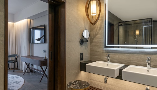 Radisson Blu Mosi-oa-Tunya Livingstone Resort - Premium Suite with terrace & Zambezi River view - bathroom