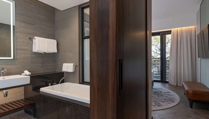 Radisson Blu Mosi-oa-Tunya Livingstone Resort - Suite with terrace & Zambezi River view - bathroom