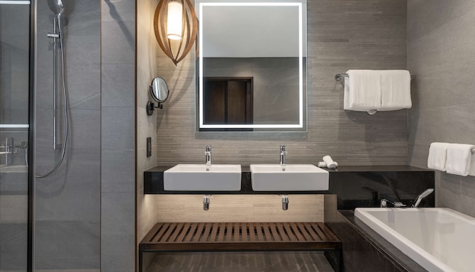 Radisson Blu Mosi-oa-Tunya Livingstone Resort - Suite with terrace & Zambezi River view - bathroom