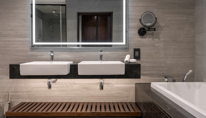 Radisson Blu Mosi-oa-Tunya Livingstone Resort - Two Bedroom Presidential Villa with terrace - bathroom