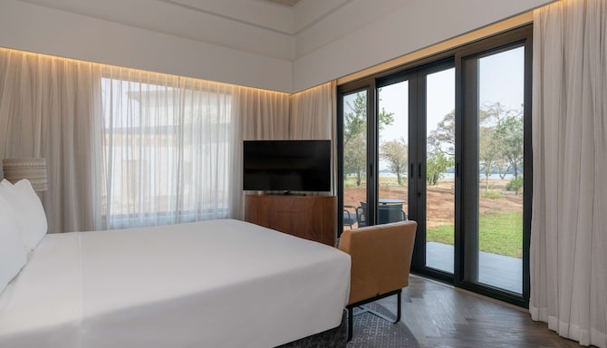 Radisson Blu Mosi-oa-Tunya Livingstone Resort-oa-Tunya Livingstone Resort - Villa Suite with terrace & Zimbabwe River view