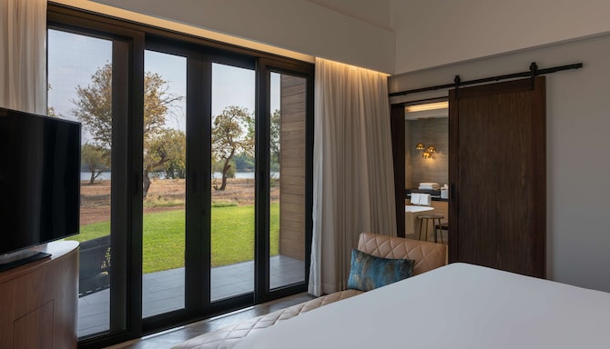 Radisson Blu Mosi-oa-Tunya Livingstone Resort-oa-Tunya Livingstone Resort - Villa Suite with terrace & Zimbabwe River view