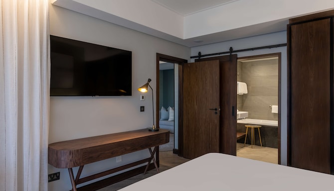 Radisson Blu Mosi-oa-Tunya Livingstone Resort - Premium Suite with terrace & Zambezi River view