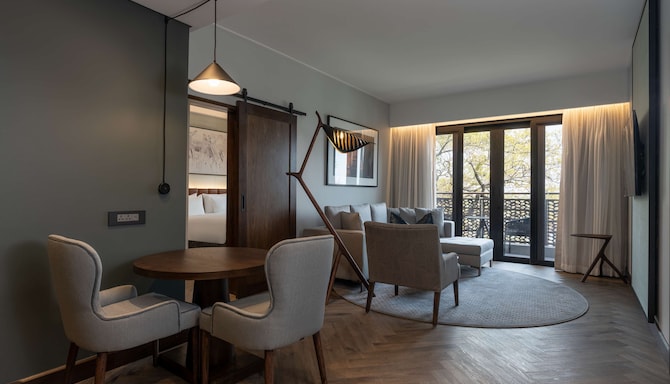 Radisson Blu Mosi-oa-Tunya Livingstone Resort - Suite with Terrace - Zimbabwe River View