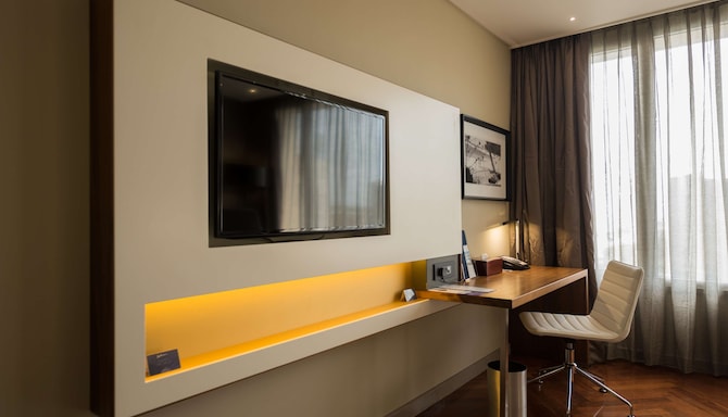 Radisson Blu Okoume Palace Hotel, Libreville - Business Class Room TV