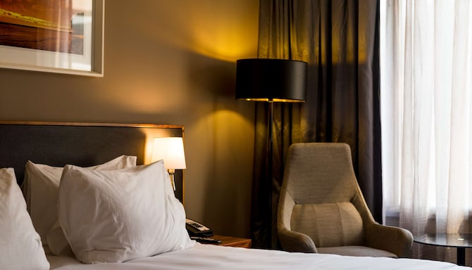Radisson Blu Okoume Palace Hotel, Libreville - Standard Room Bedside Chair