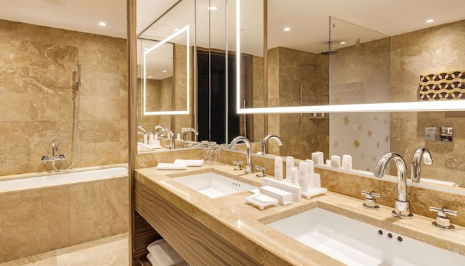 Radisson Blu Olympiyskiy Hotel, Moscow - Suite bathroom