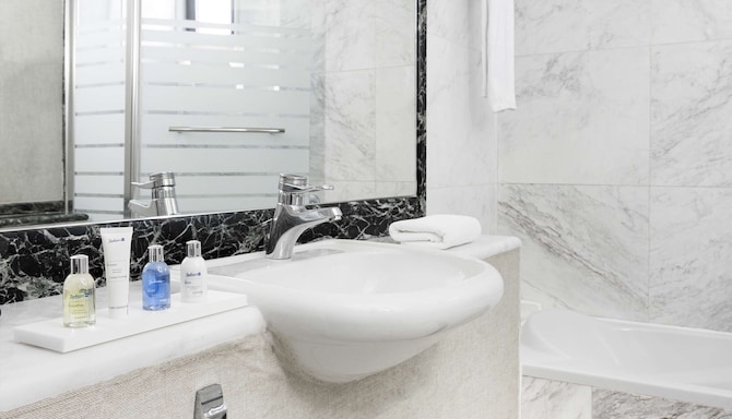 Radisson Blu Park Hotel, Athens - Guest room bathroom