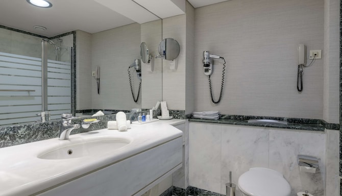 Radisson Blu Park Hotel, Athens - 客房浴室
