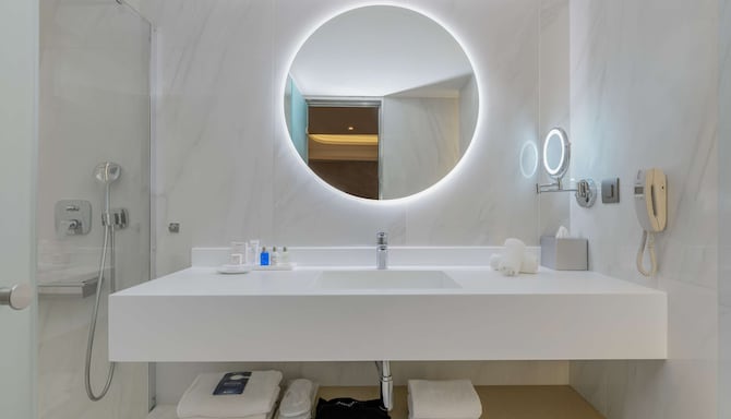 Radisson Blu Park Hotel, Athens - 客房浴室