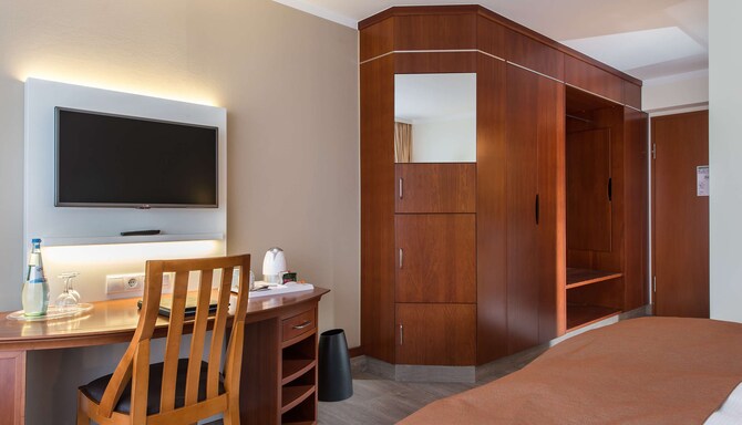Radisson Blu Park Hotel and Conference Centre, Dresden Radebeul - Standard Room Living Area with TV