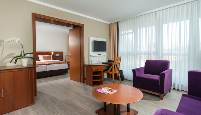 Radisson Blu Park Hotel and Conference Centre, Dresden Radebeul - Suite Living Room and Bedroom