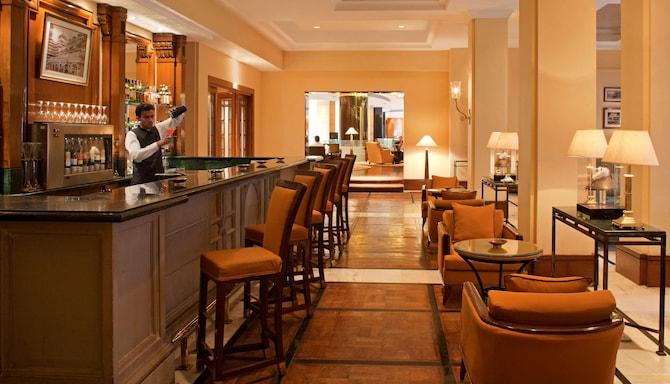 Radisson Blu Plaza Delhi Airport - Bar Lounge