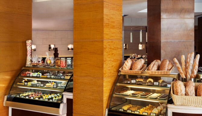 Radisson Blu Plaza Delhi Airport - Pastry Shop