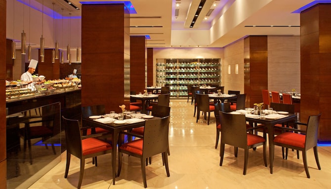 Radisson Blu Plaza Delhi Airport - Restaurant