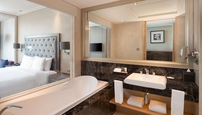 Radisson Blu Plaza Hotel, Bangkok - Deluxe Room Pool View