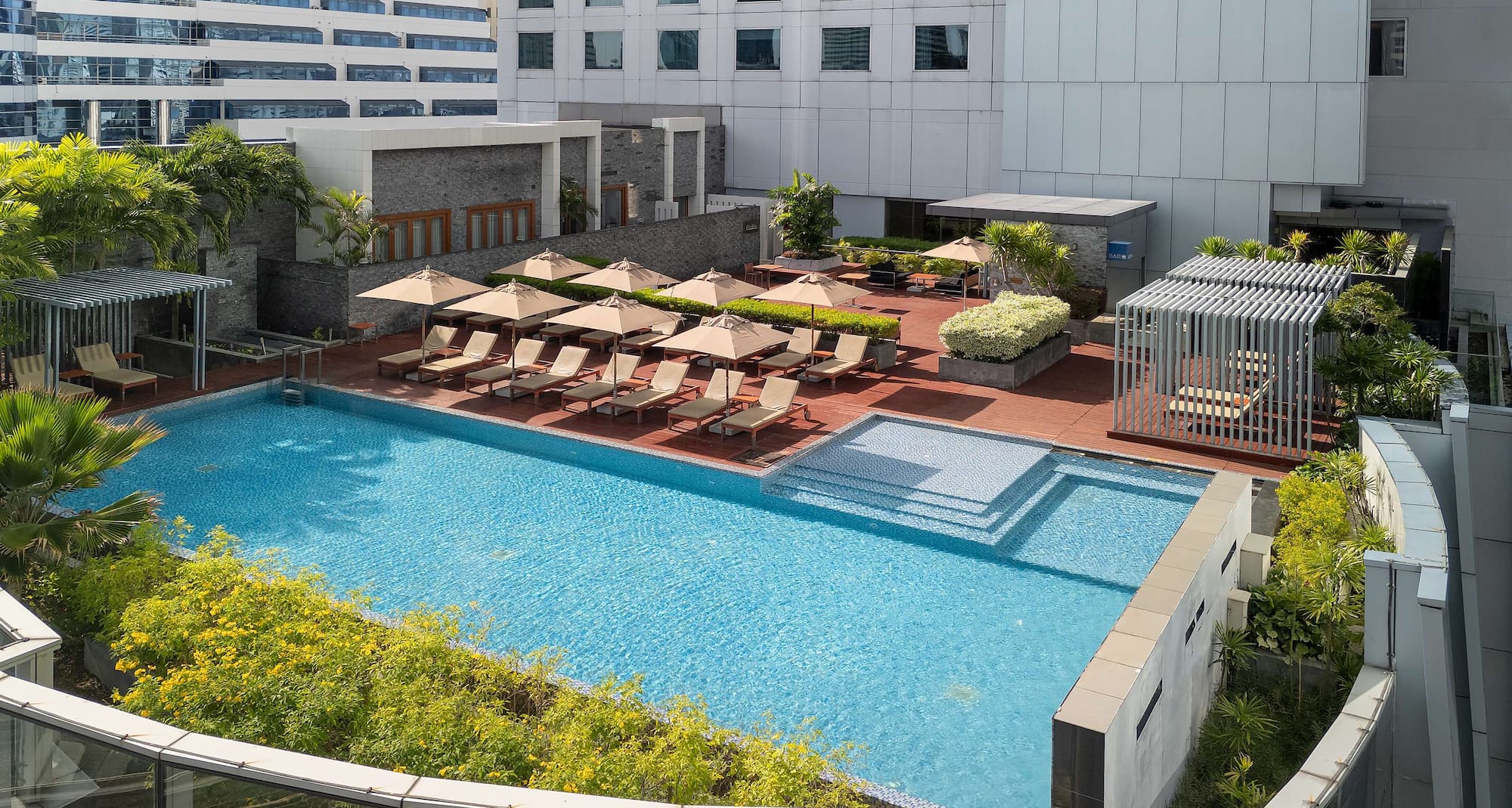 Radisson Blu Plaza Hotel, Bangkok - Swimming Pool