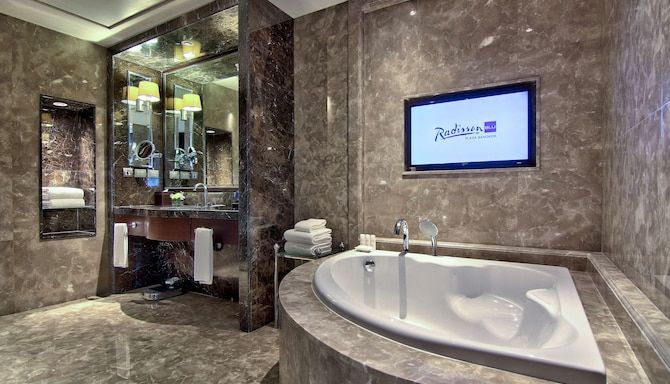 Radisson Blu Plaza Hotel, Bangkok - Suite Bathroom
