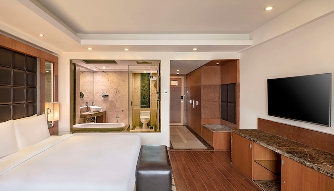 Business Class Room with Bath Highlights