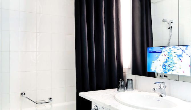 Radisson Blu Plaza Hotel, Helsinki - Business Class Room bathroom