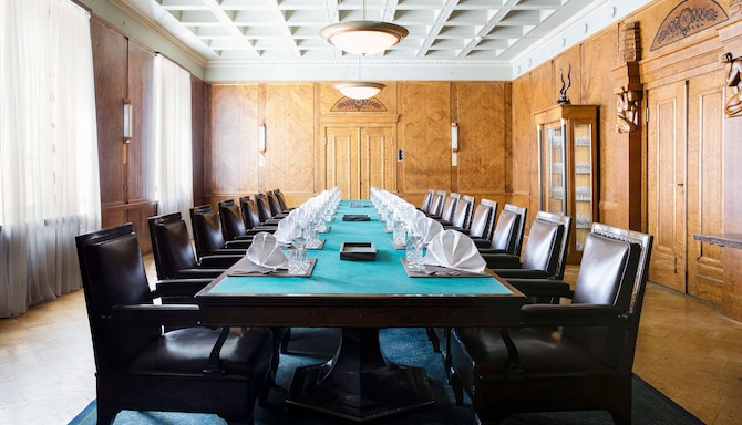 Plaza Boardroom