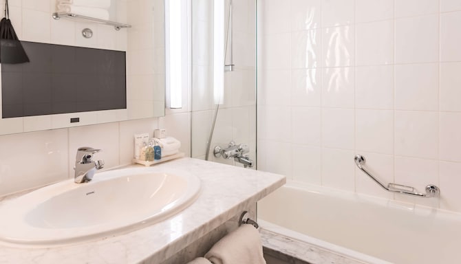 Radisson Blu Plaza Hotel, Helsinki - Executive Suite bathroom