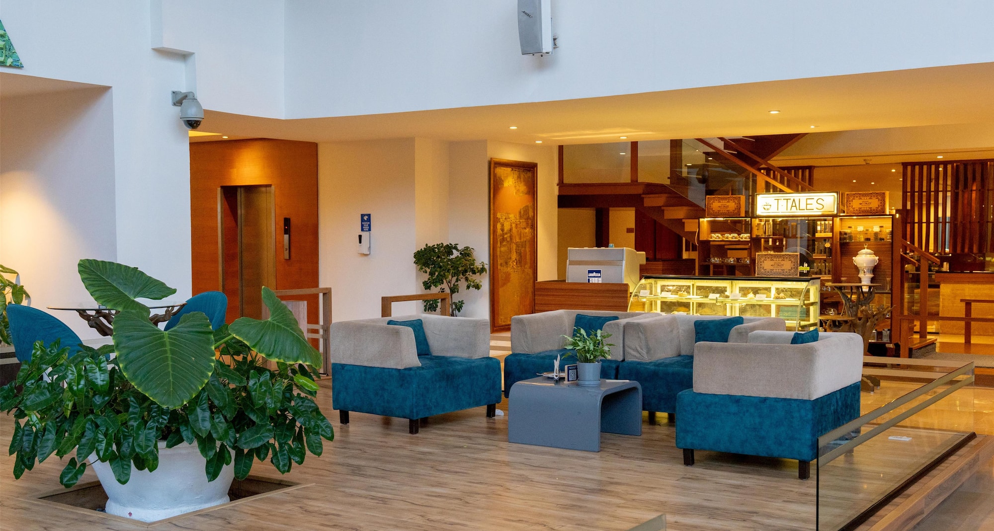 Radisson Blu Plaza Hotel, Hyderabad Banjara Hills - Cafe Blu