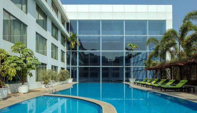 Radisson Blu Plaza Hotel Hyderabad Banjara Hills - Pool