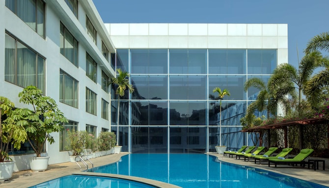 Radisson Blu Plaza Hotel, Hyderabad Banjara Hills - Pool
