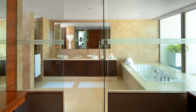Radisson Blu Plaza Hotel, Hyderabad Banjara Hills - Presidential Suite Bathroom